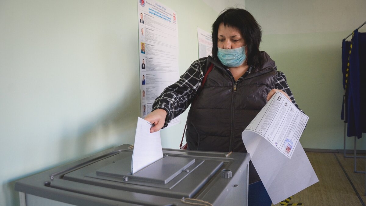     В Приморском крае обнародовали данные экзитполов, проведенных на УИКах региона. Так, по их результатам лидирует действующий губернатор Приморского края Олег Кожемяко.
