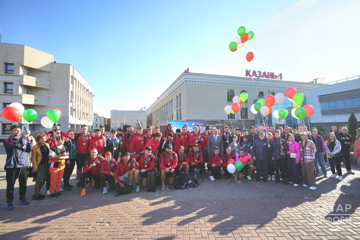 ​Болельщиков на железнодорожном вокзале в Казани собралось предостаточно. Фото: © Владимир Васильев / «Татар-информ»