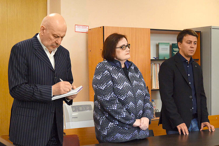    Продолжая оглашать приговор, судья сообщил, что признал ее виновной по всем трем эпизодам злоупотребления полномочиями