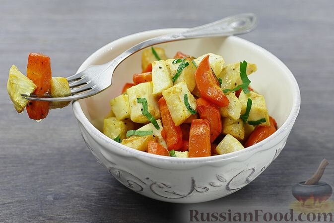 корень сельдерея, морковь, масло растительное, соль, перец чёрный молотый, зелень