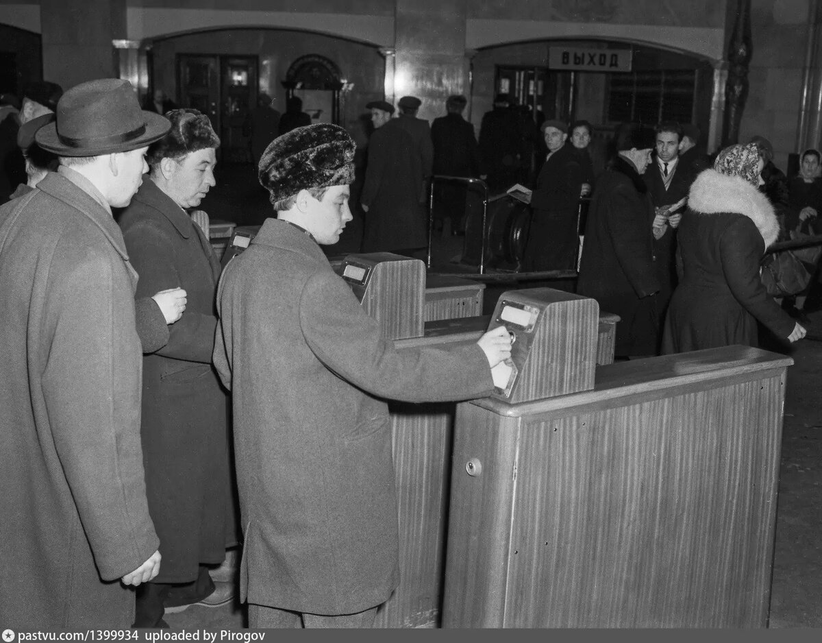 Турникеты на станции "Площадь Революции" в 1960 году. Фото Л.Великжанина, с сайта www.pastvu.com.