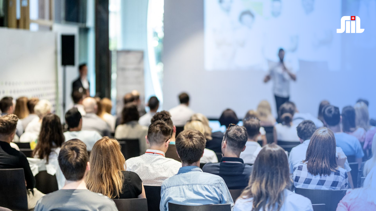 Нужный выступить. Оратор с микрофоном. Нужный выступить. Особенности речи перед камерой. Нужный выступить.