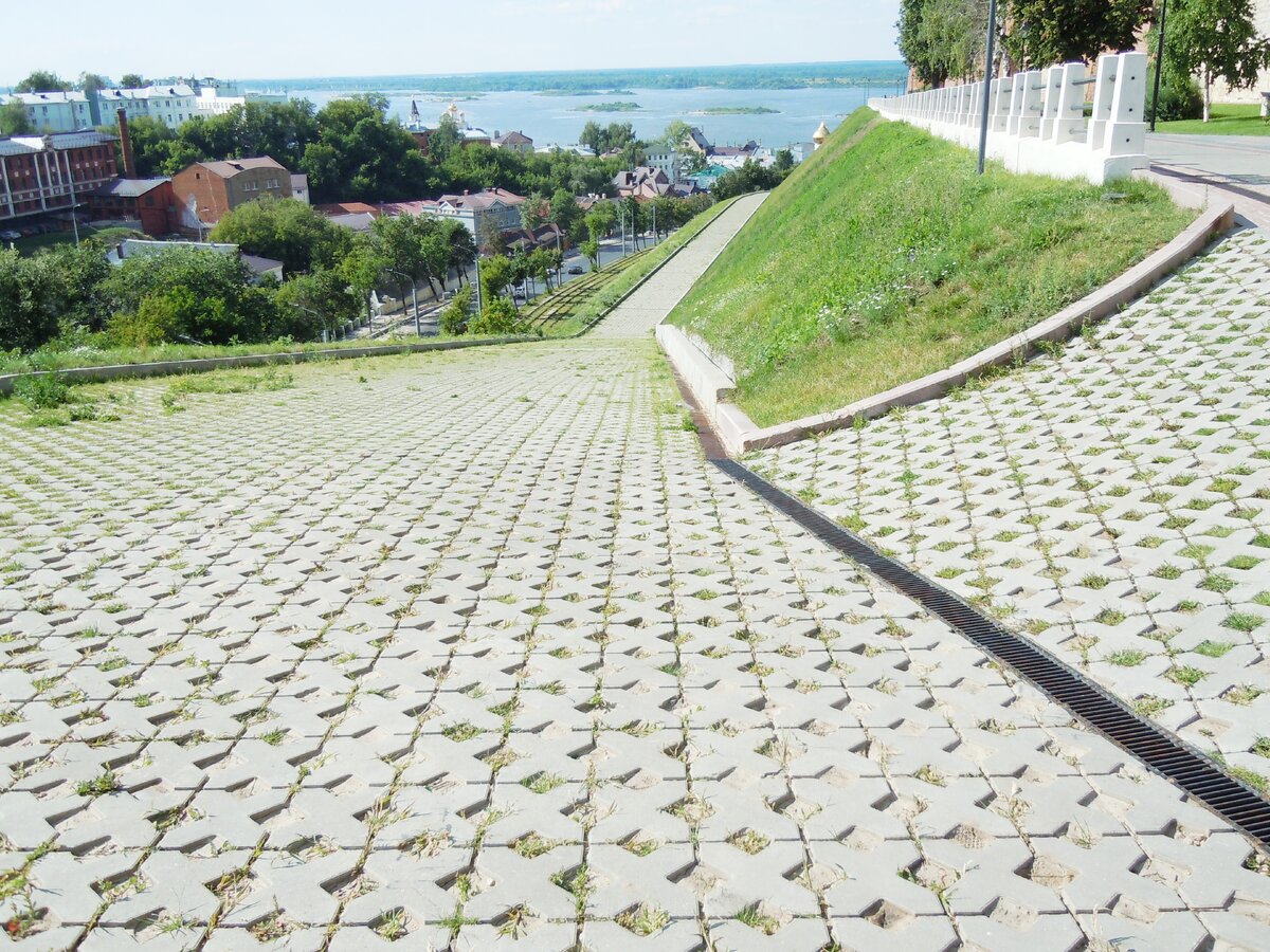 Ну вот, оползень около Северной башни, т. е. рядом с фуникулёром. Фото из репортажа с сайта NN.-12