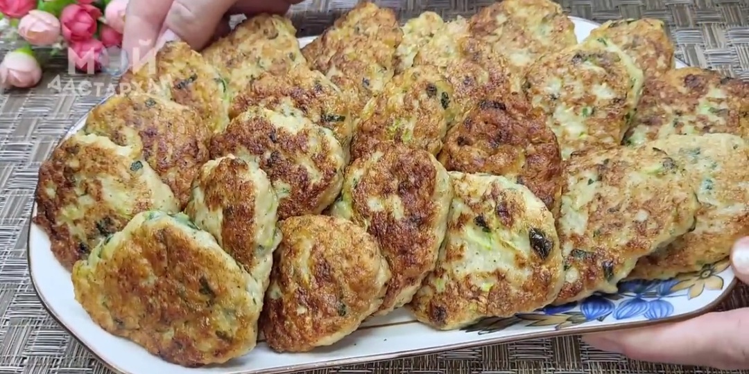 Подсели всей семьей на эту вкуснятину! Летом самое то - 10 минут и готово! Мой любимый рецепт котлет из кабачков.