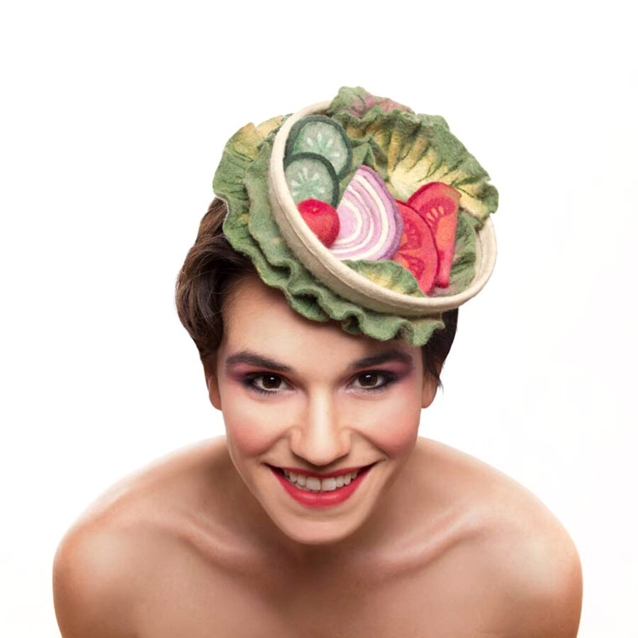 Израильский художник-дизайнер Маор Забар вот уже 10 лет занимается изготовлением оригинальных женских шляпок.-11