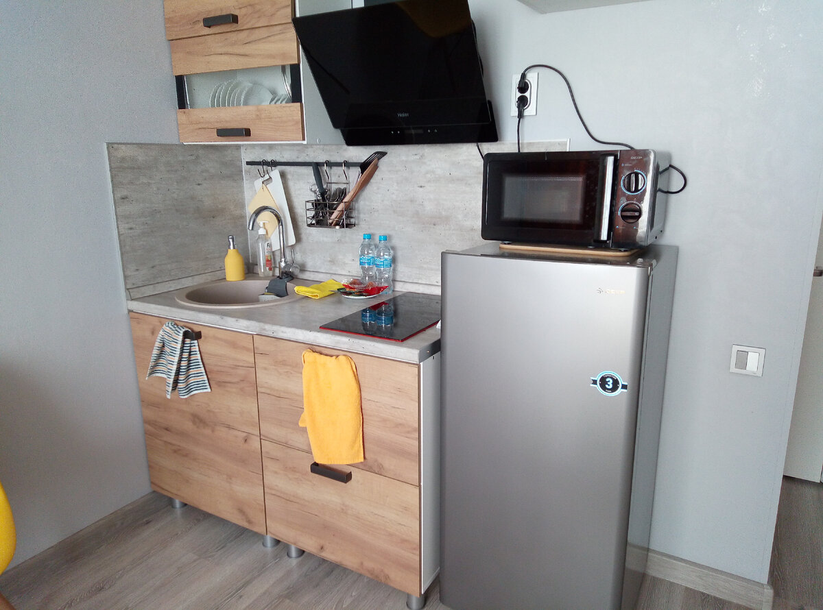 Подарок в виде воды, чая и пирожного (2 набора)