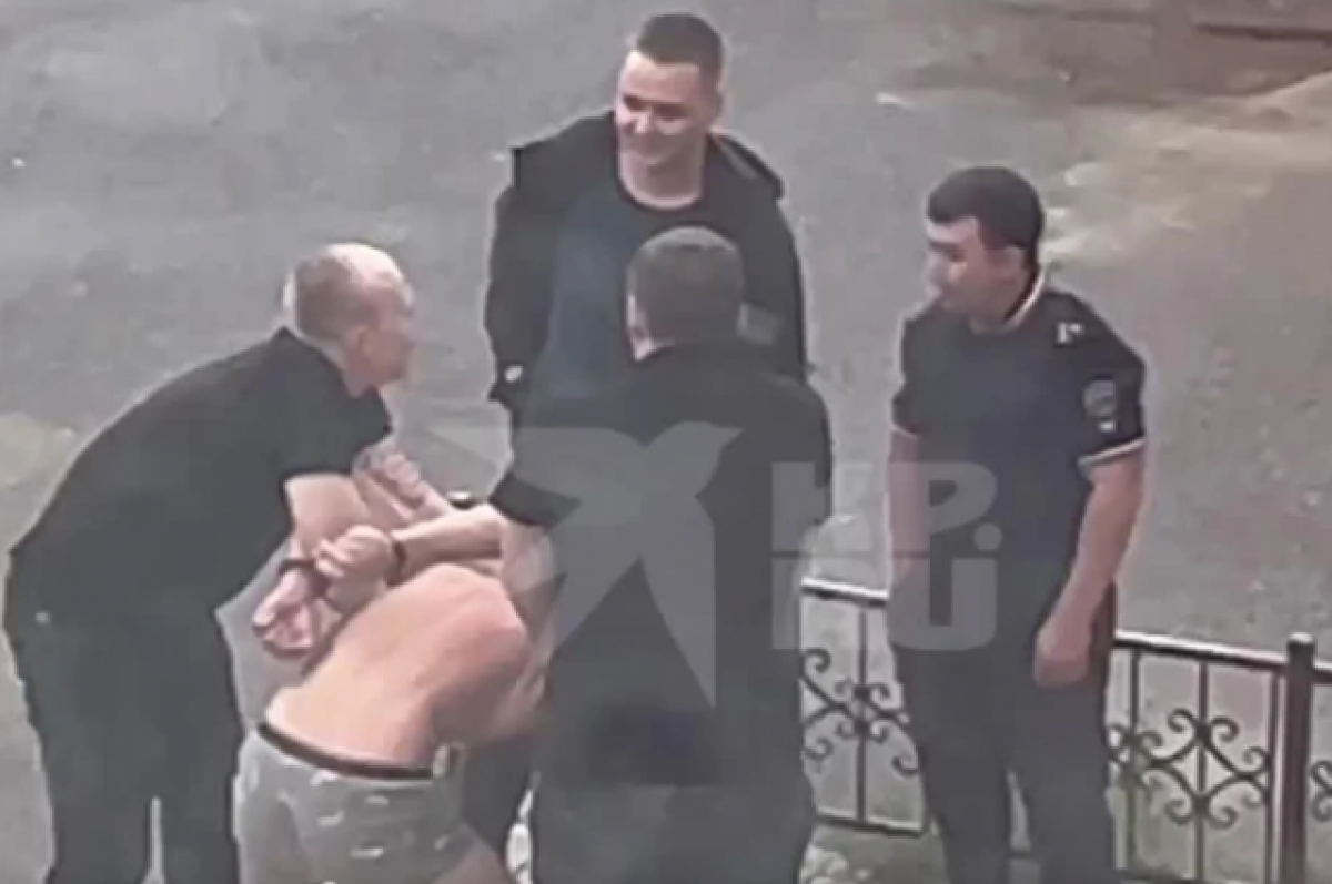    В Тюмени полиция задержала молодого человека, который был в одних трусах