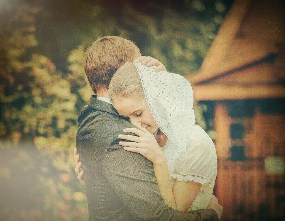 Девушка опирается на плечо парня