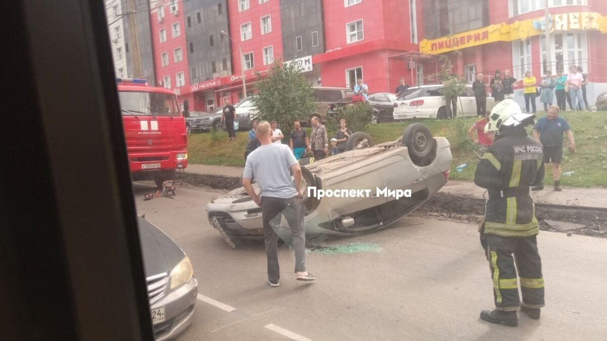 В Красноярске в ДТП с перевереувшимся автомобилем пострадали два человека |  Проспект Мира | Дзен