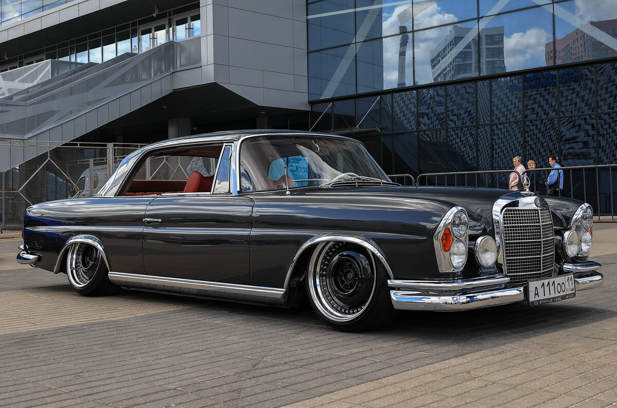    Автомобили участников могли удивить даже самых искушенных фанатов тюнинга. Как вам, например, радикальное занижение Mercedes-Benz W111? Это аналог современного купе S-Класса, только из конца шестидесятых — не у каждого поднимется рука нарушать аутентичность такой машины.   
Светлана Парфенова