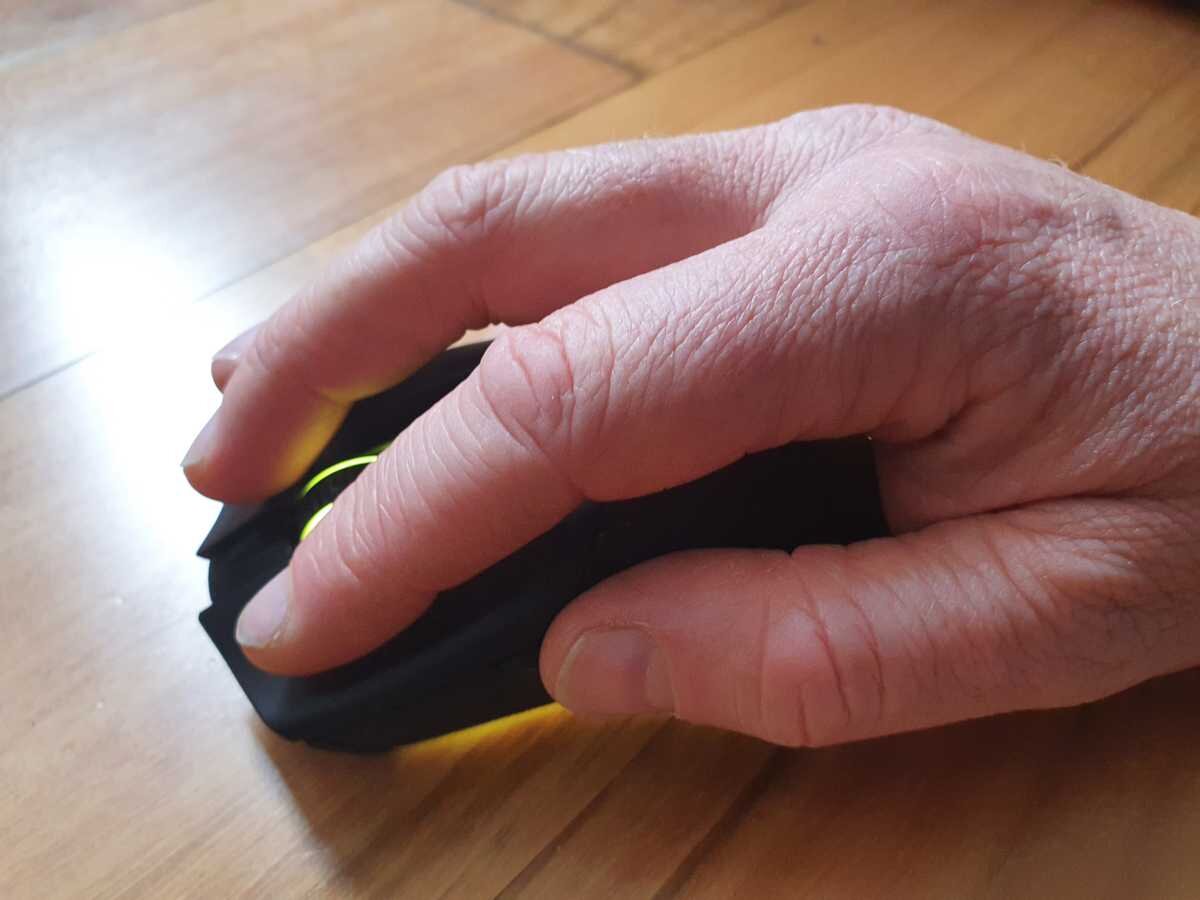 Razer Cobra Pro Razer Cobra Pro лучше всего подходит для рук маленького и среднего размера.
