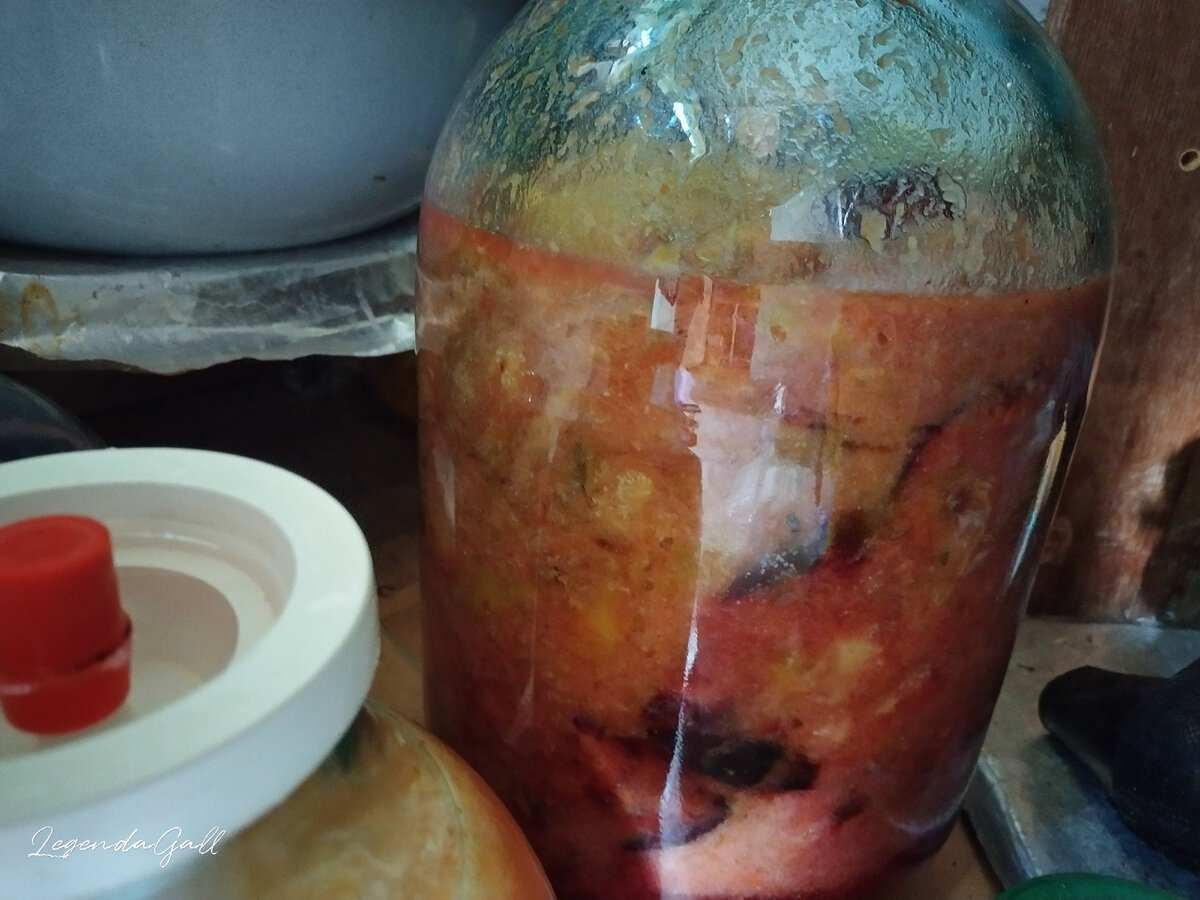 Такая расплывчатая масса в бутыли ))