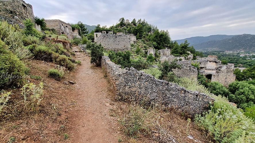 Дорога к старому храму, на вершину горы