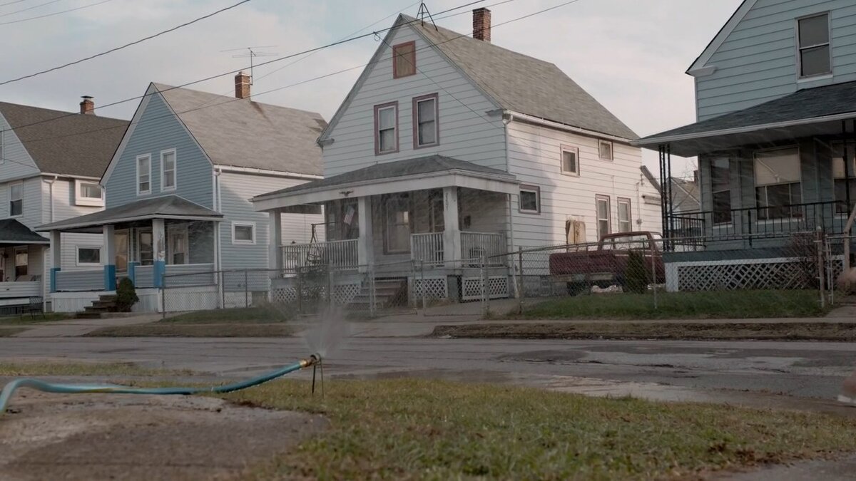 У Ариэля не было какого-либо суперсекретного подвала. Он умудрялся держать заложниц буквально у всех на виду, быстро дав понять, что любая попытка сбежать или привлечь внимание может стоить тяжких увечий.