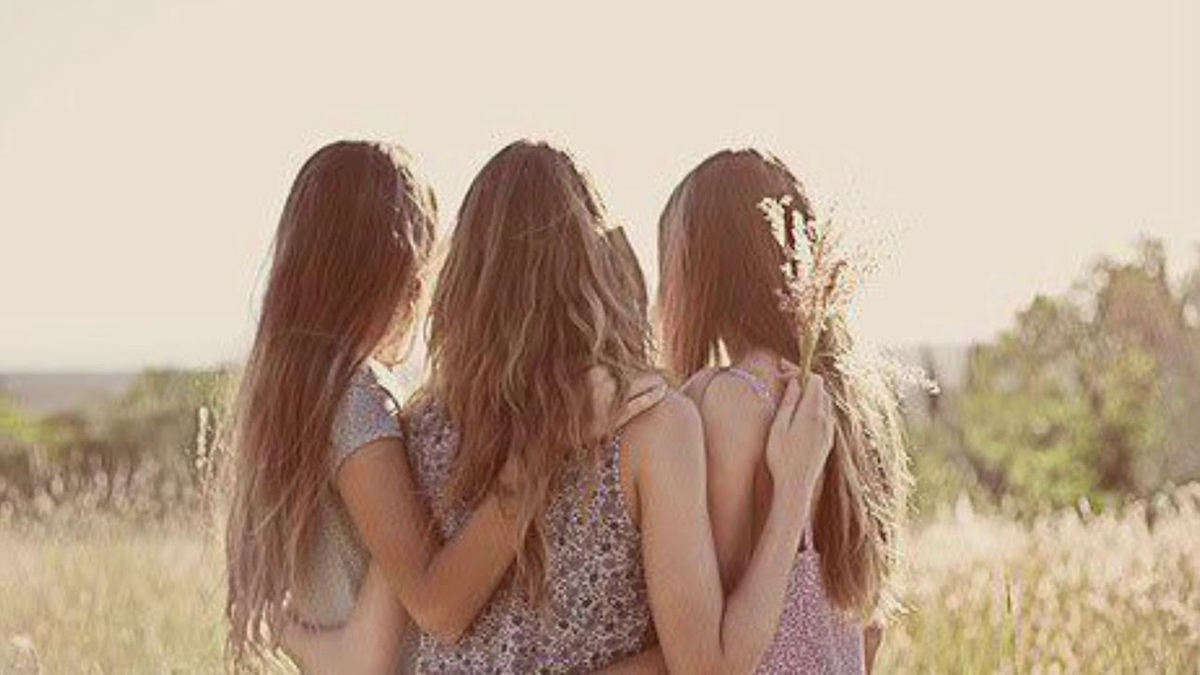 Би френд. Подруги. Три подруги. Дружба девочек. Три девушки без лица.
