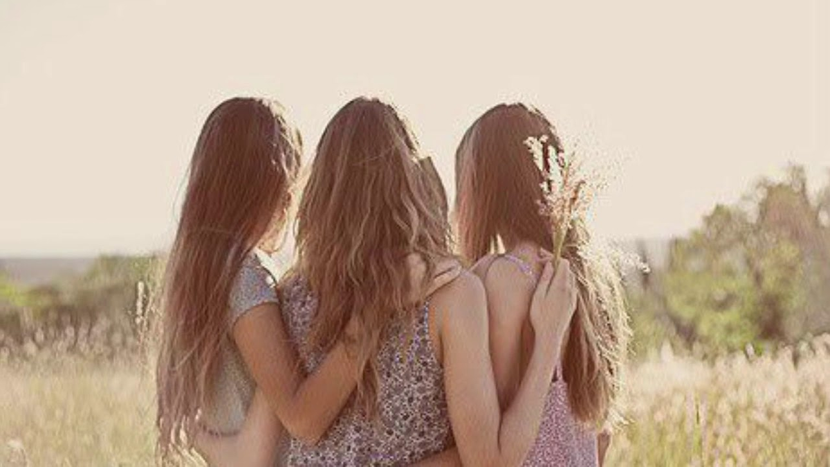 5 best friends. Три девушки со спины. Дружба трех подруг. Три девушки без лица. Три подруги со спины.