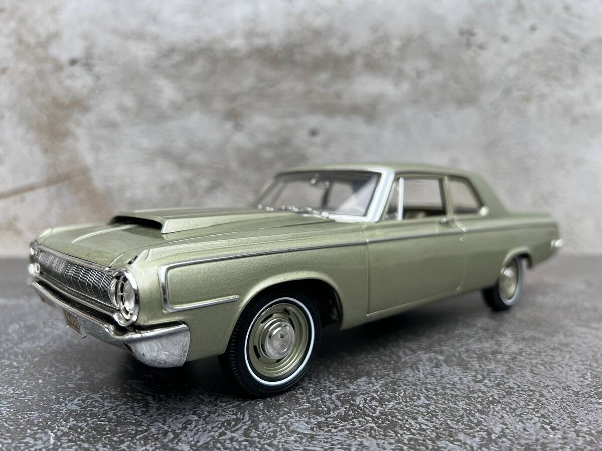 Dodge 330 1964 sedan Компания Highway 61
Год выпуска модели 2003
Год выпуска оригинала 1964
Это вариант с двумя фарами на передке, еще у меня есть вариант с четырьмя, его тоже покажу.