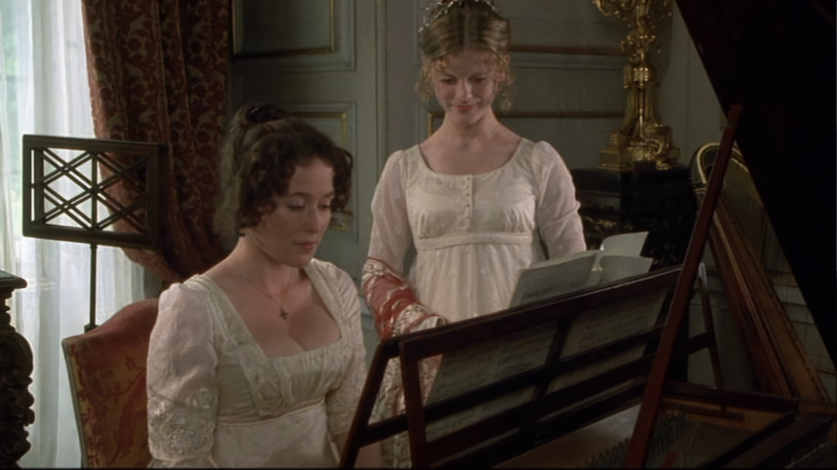 Актрисы Дженнифер Эль в роли Элизабет Беннет и Эмилия Фокс в роли Джорджианы Дарси. Кадр из фильма