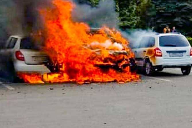 В Тольятти (Самарская область ) молодая мигрантка из Азербайджана поджигала автомобили соседей, чтобы смотреть как они горят. 