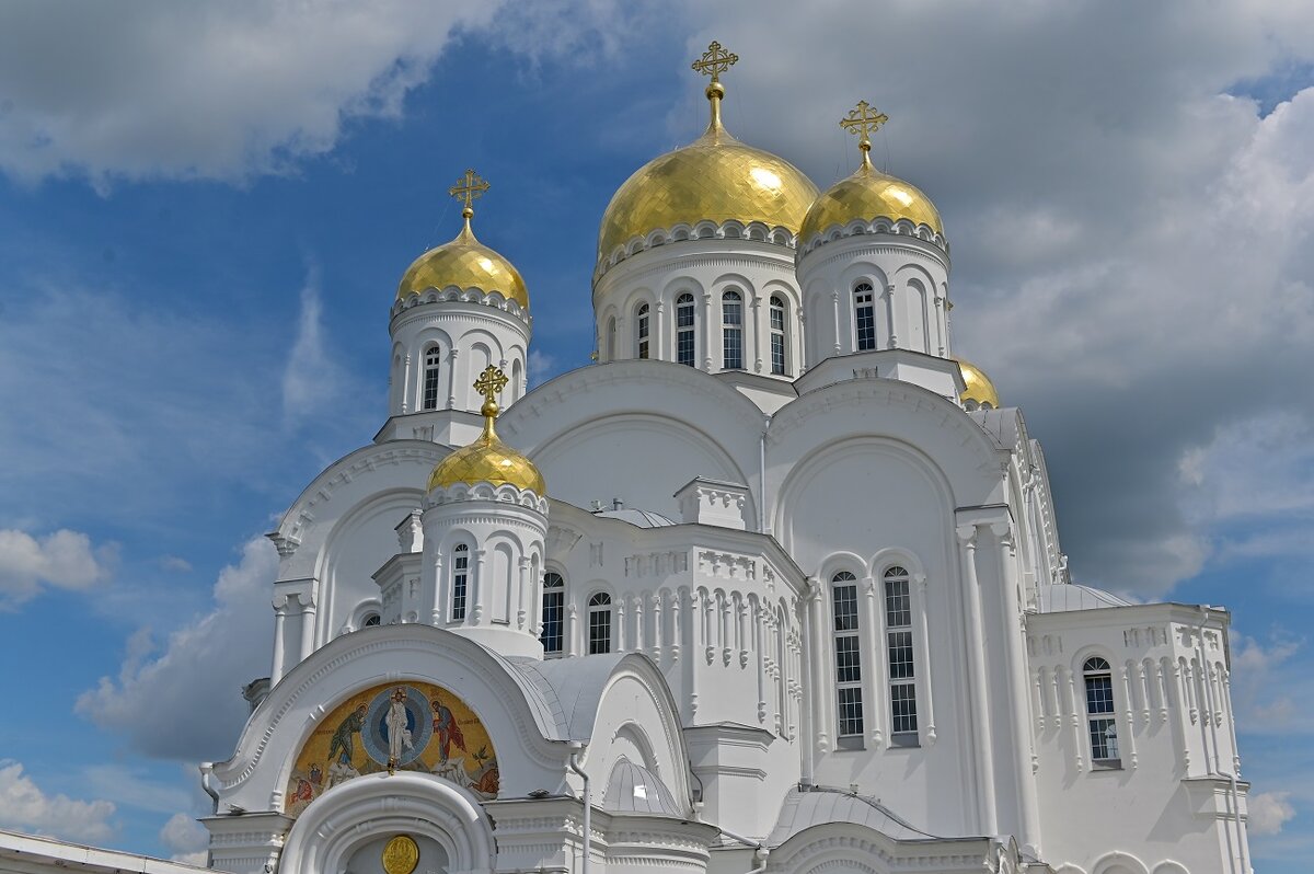 Крест на куполе в Дивеево