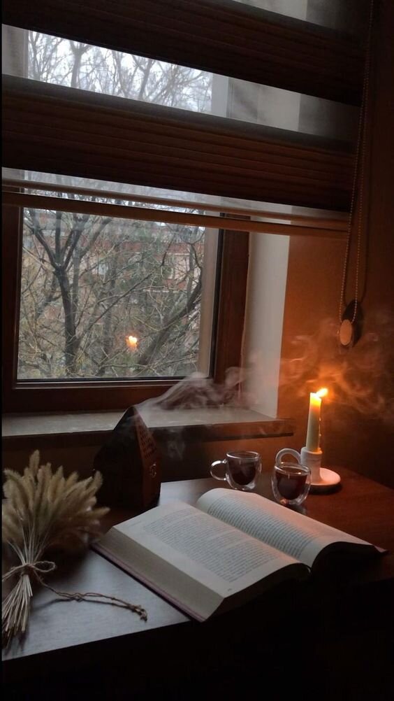 Символизм и Акмеизм – это два направления в русской литературе начала XX века, которые отличаются своими эстетическими принципами и методами.  
Символизм – это направление, которое возникло в конце XIX века и было связано с модернизмом. Модернизм - от слова modern, то есть «современный». Модернисты отказывались от привычных канонов в культуре. Например, футуристы (от future), представители модернизма, предлагали «бросить Пушкина, Достоевского, Толстого… с Парохода современности». 

Символисты стремились передать тайные смыслы и идеи через символы и образы. Они использовали метафоры, аллегории и символы, чтобы выразить свои идеи и чувства. Символизм был тесно связан с философией и мистикой, и многие его представители были известны своими литературными экспериментами. Один из основоположников символизма, французский поэт Шарль Бодлер, считал, что мир полон загадок и задача художника, чтеца тайн - расшифровать эти послания с помощью метафор, образов и сделать этот мир понятным для обычных людей. В России символизм был представлен старшими символистами (К.Бальмонт, З.Гиппиус, В.Брюсов) и младшими - (А.Блок, А.Белый). Черты: познание мира через образы, символы интуитивно; творчество, как мистический процесс. 

Акмеизм – другое направление в русской литературе, возникшее в начале XX века. Акмеисты стремились к простоте и ясности в литературе, отвергая символистические образы и метафоры. Они считали, что литература должна быть реалистичной и отражать повседневную жизнь. Акмеисты также подчеркивали важность языка и стиля, прямого смысла, точность. В противовес символистам отказывались от многозначности слова, от мистичности. Иначе говоря, культ конкретности. Одним из идеологов акмеизма был Н.Гумилев. Акмеизм представлен в работах А. Ахматовой, О. Мандельштама и других авторов.

Оба направления оказали значительное влияние на развитие русской литературы и культуры в целом. 

На моих занятиях простым и понятным языком я рассказываю обо всем сложном. А произведения кодификатора вам захочется перечитать, так как откроете для себя много увлекательного. Герои станут понятными, сложные темы перестают казаться такими. Записывайтесь, подготовку по литературе уже пора начинать. Тем более, что уже в декабре Итоговое сочинение - допуск к ЕГЭ.
#ЭкзаменыБудутПокорены #Литература #егэлитература2024 #огэлитература2024 #Вдохновение #Культура #учеба #ЧтоВолнуетВас #школа #экзамен #репетиторлитературы #егэлитература #итоговоесочинение #сочинение#РепетиторПоЛитературе #ПодготовкаКОГЭ #ПодготовкаКЕГЭ #ЛитературныеГерои  #Романтизм #ЭкзаменыБудутПокорены #ЛюблюЛитературу #ПрисоединяйтесьКоМне