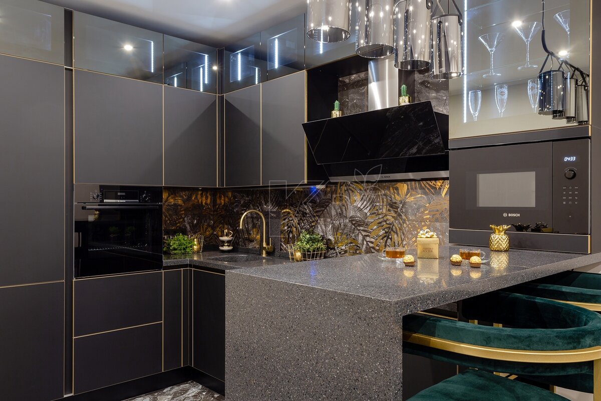 В кухнях с темными гарнитурами требуется больше освещения