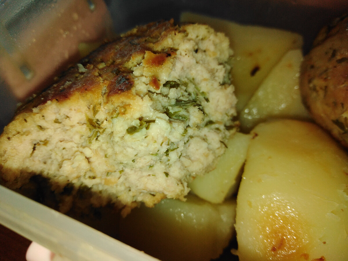 Так выглядел мой обед в контейнере)