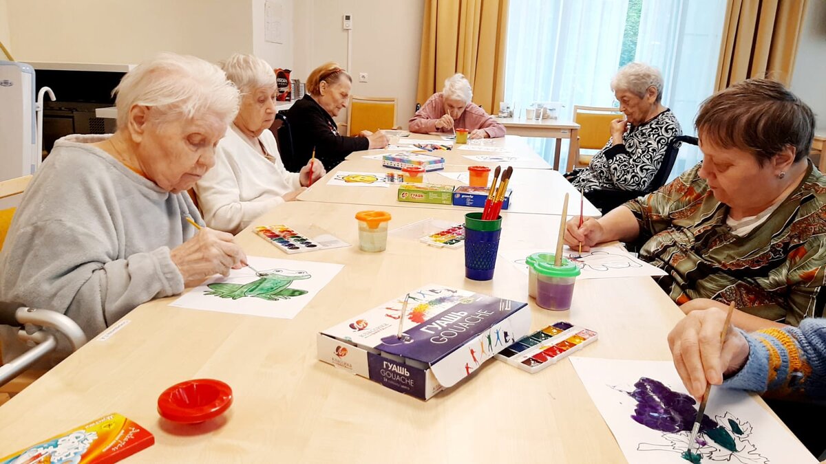Резиденты гериатрического центра Senior Group «Малаховка» на арт-терапии 