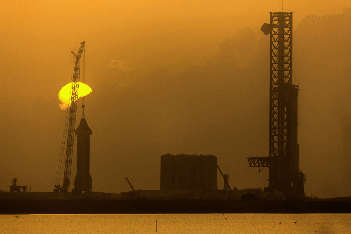    Восход солнца на «Звездной базе» SpaceX в Техасе / © William Luther / Staff