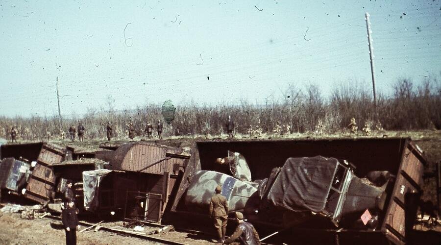    Сошедший с рельсов эшелон с техникой, 1942 г. Фото: Fortepan — ID 73963, общественное достояние