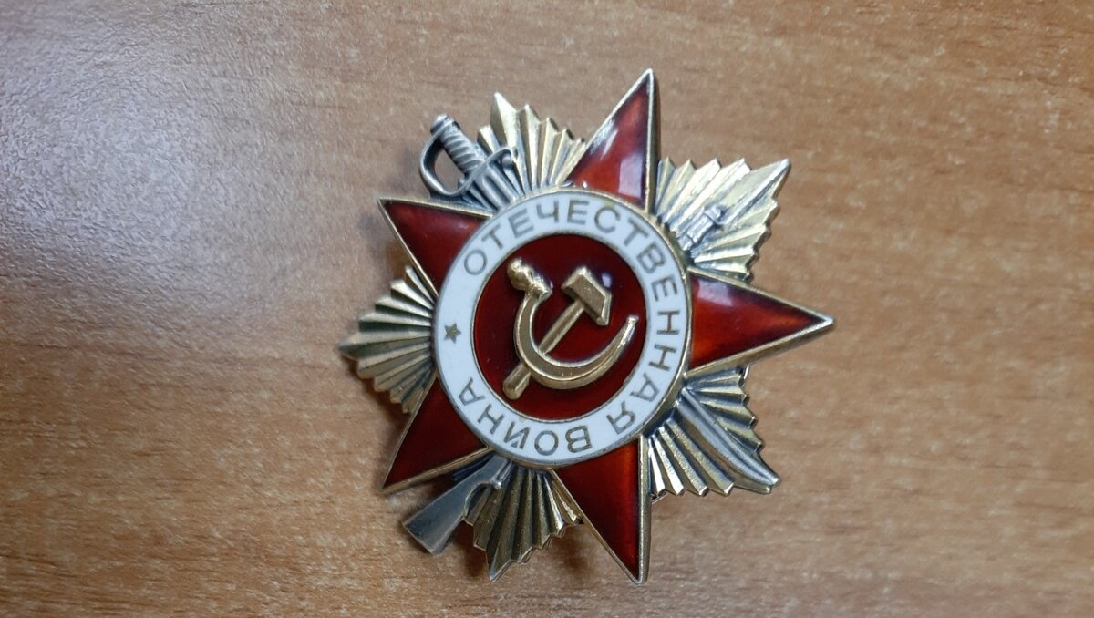     В Уссурийской таможне предотвратили попытку вывоза за границу нескольких важных наград и офицерских кортиков времён СССР. Отметим, что женщина пыталась провезти это в своей дамской сумке в Китай.