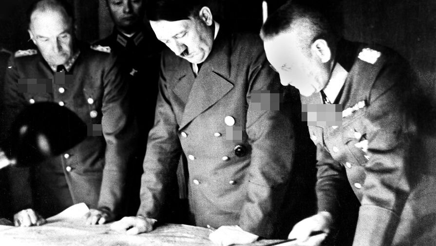 Адольф Гитлер со своими помощниками