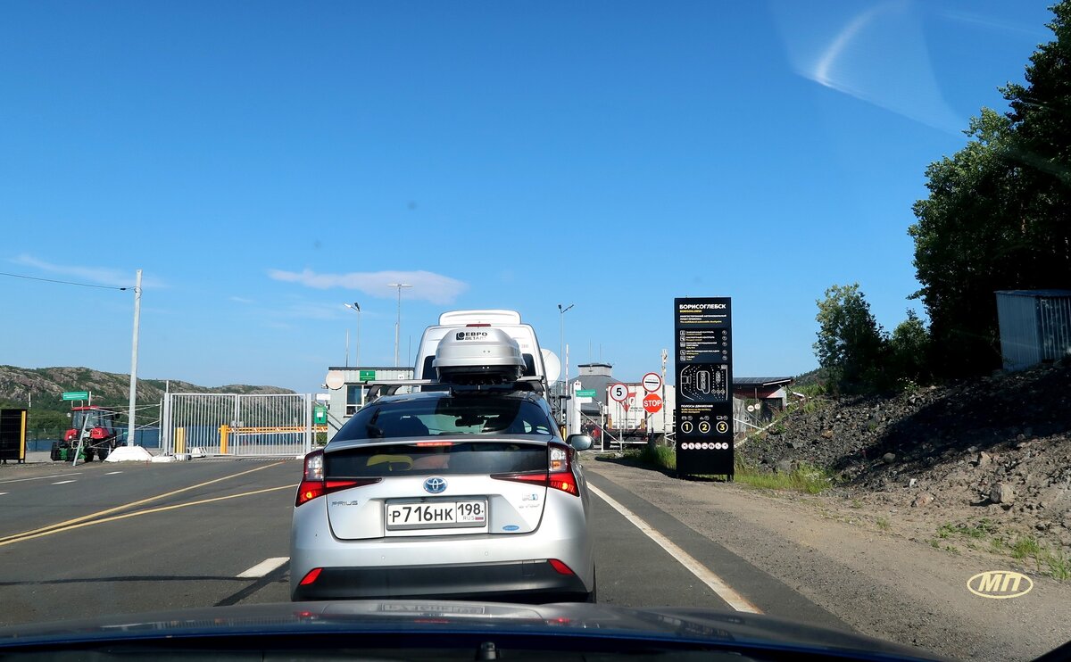 Впереди погранпереход Борисоглебск. Дальше фотографировать нельзя.