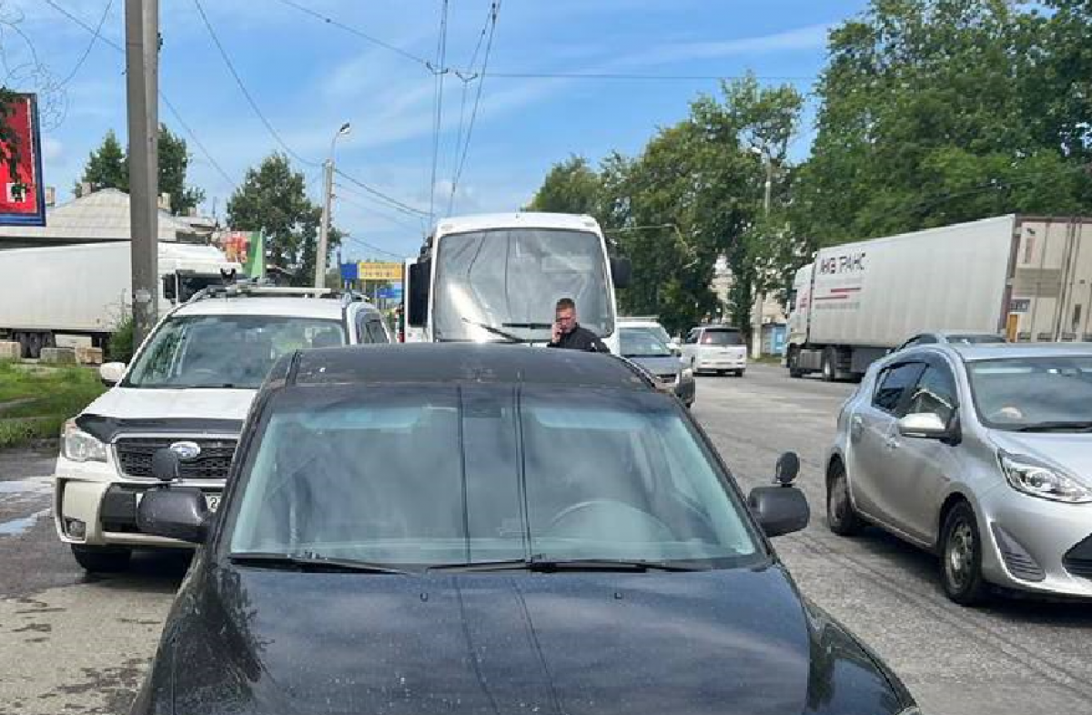    В Хабаровске женщина на Subaru пострадала в тройном ДТП с автобусом