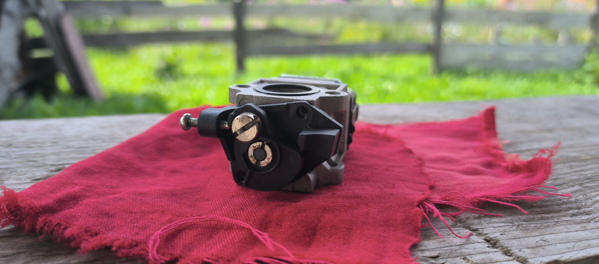 Крепление тросика газа и как раз это часть и заклинивала