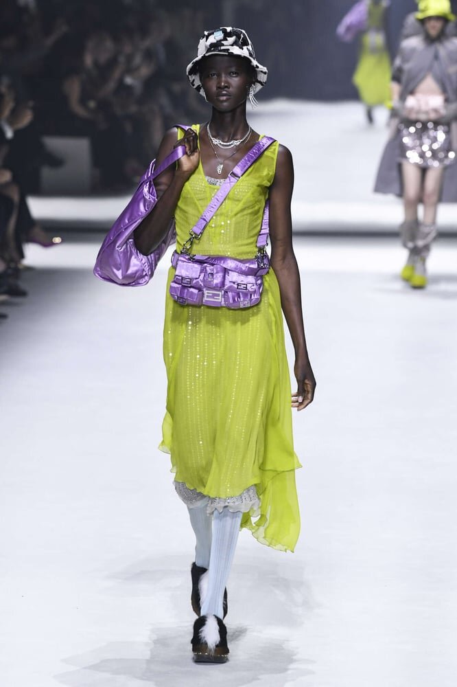 Винтажное платье Дуа Липы от Chanel на Met Gala было с карманами.-4