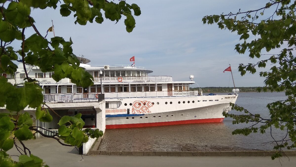 Теплоход "Михаил Кутузов" на речном вокзале в Перми
