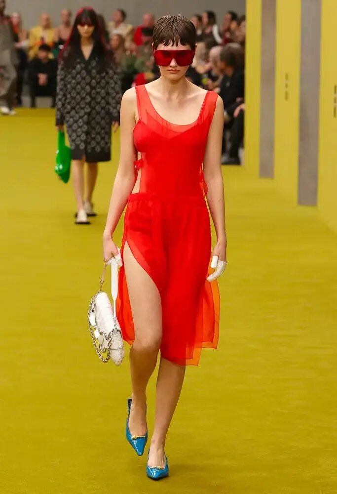 Красное платье от Gucci осень-зима 2023-2024