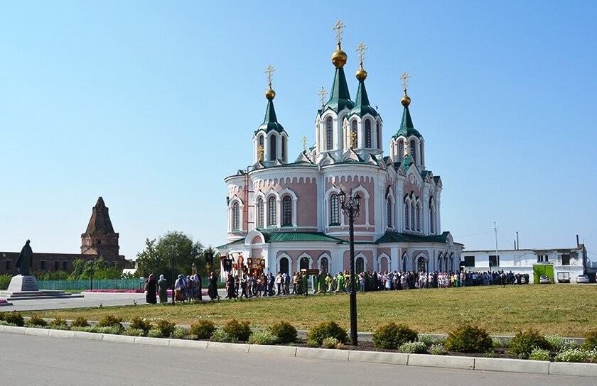 Крестный ход вокруг стен монастыря с мощами преподобного Далмата