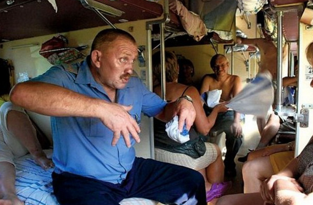 Можно ли пить в плацкарте. Плацкарт. Плацкартный вагон. Плацкарт с людьми. Плацкарт в поезде с людьми.