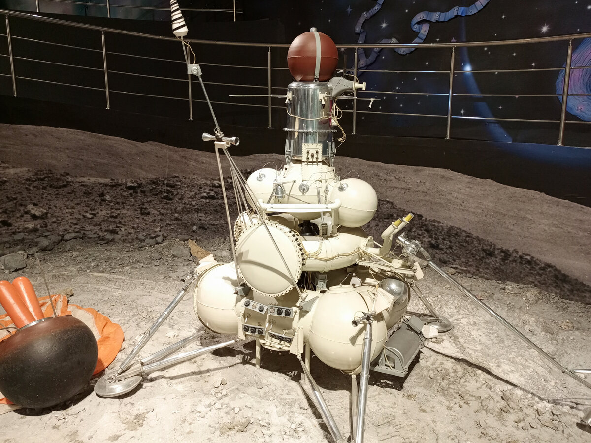 Это станция "Луна-16", которая первой летала на Луну - и вернулась на Землю в 1970 году с образцами лунного грунта. Фото макета 1:1 в Музее космоса на ВДНХ. Фото автора. 