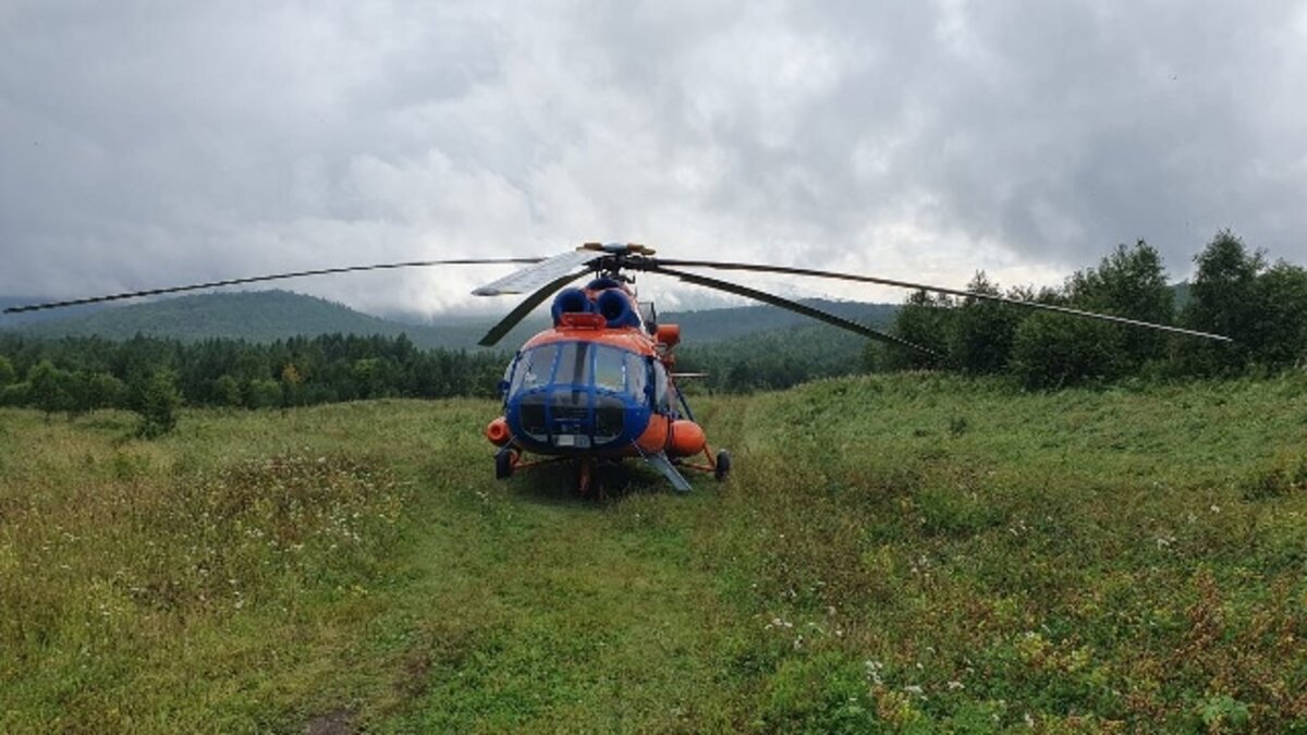     В горах Партизанского района Красноярского края перевернулся автомобиль УАЗ с туристами. В салоне находились в том числе и дети. Вызволять их пришлось с помощью вертолёта.