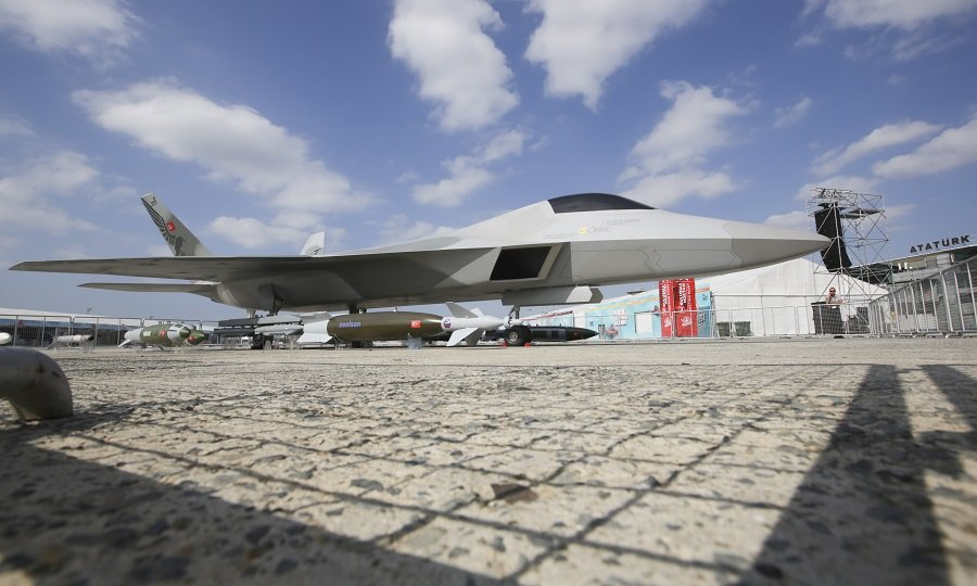 Турецкий истребитель пятого поколения TF-X в аэропорту Ататюрк - Фото: Марина Лысцева/ТАСС