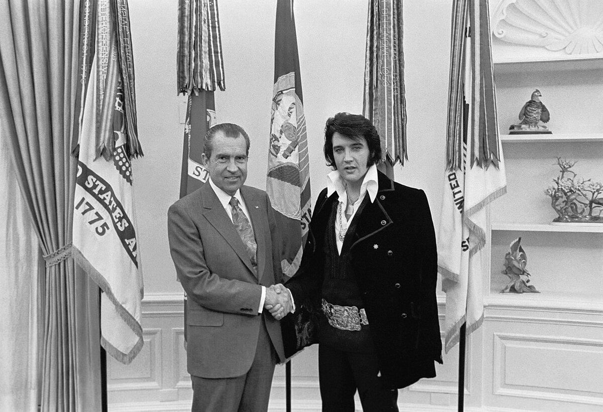 Элвис Пресли с президентом США Ричардом Никсоном. Фото: wikipedia.org Ollie Atkins