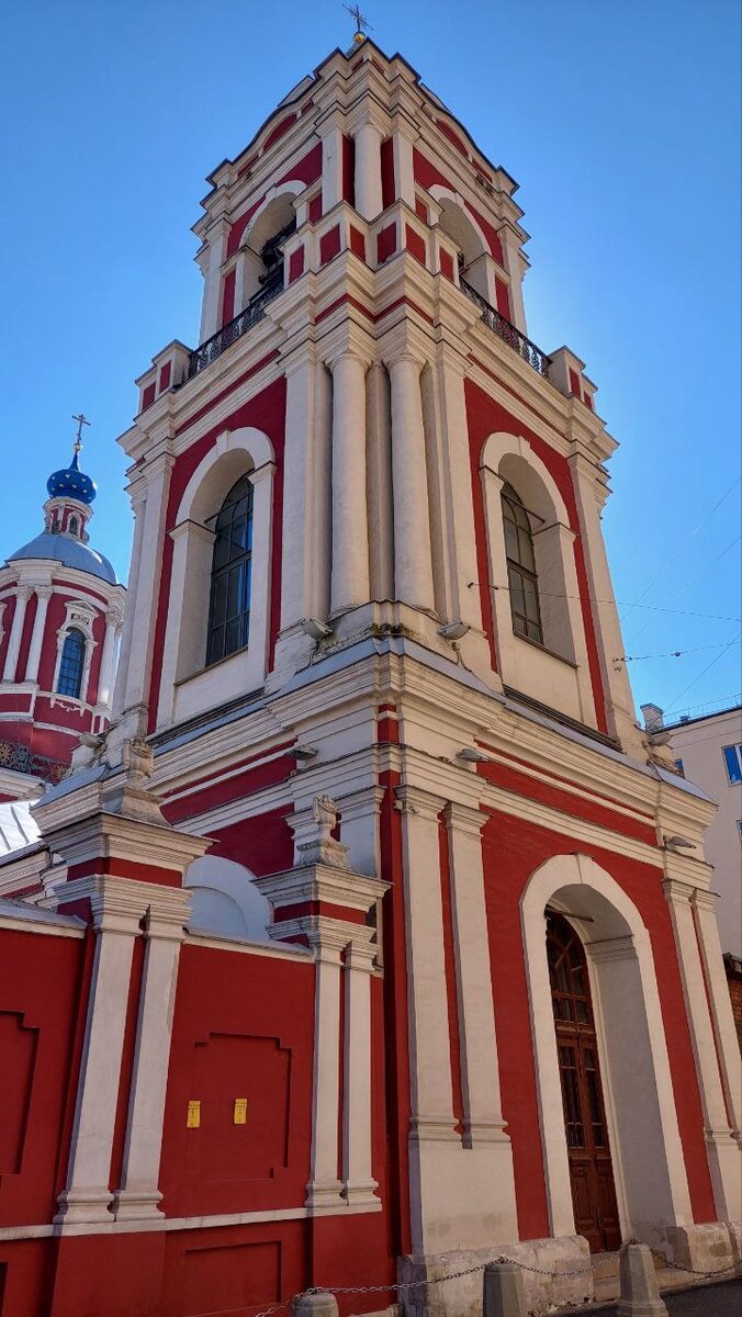 Трапезная и колокольня в три яруса были возведены в 1756-1758 годах 