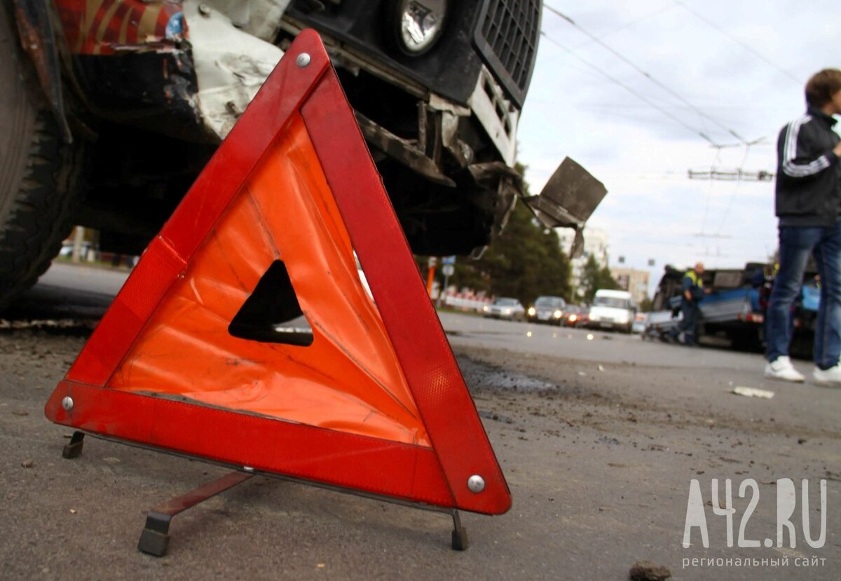 Соцсети: автомобиль с человеком на капоте протаранил машину в Кузбассе |  A42.RU | Дзен