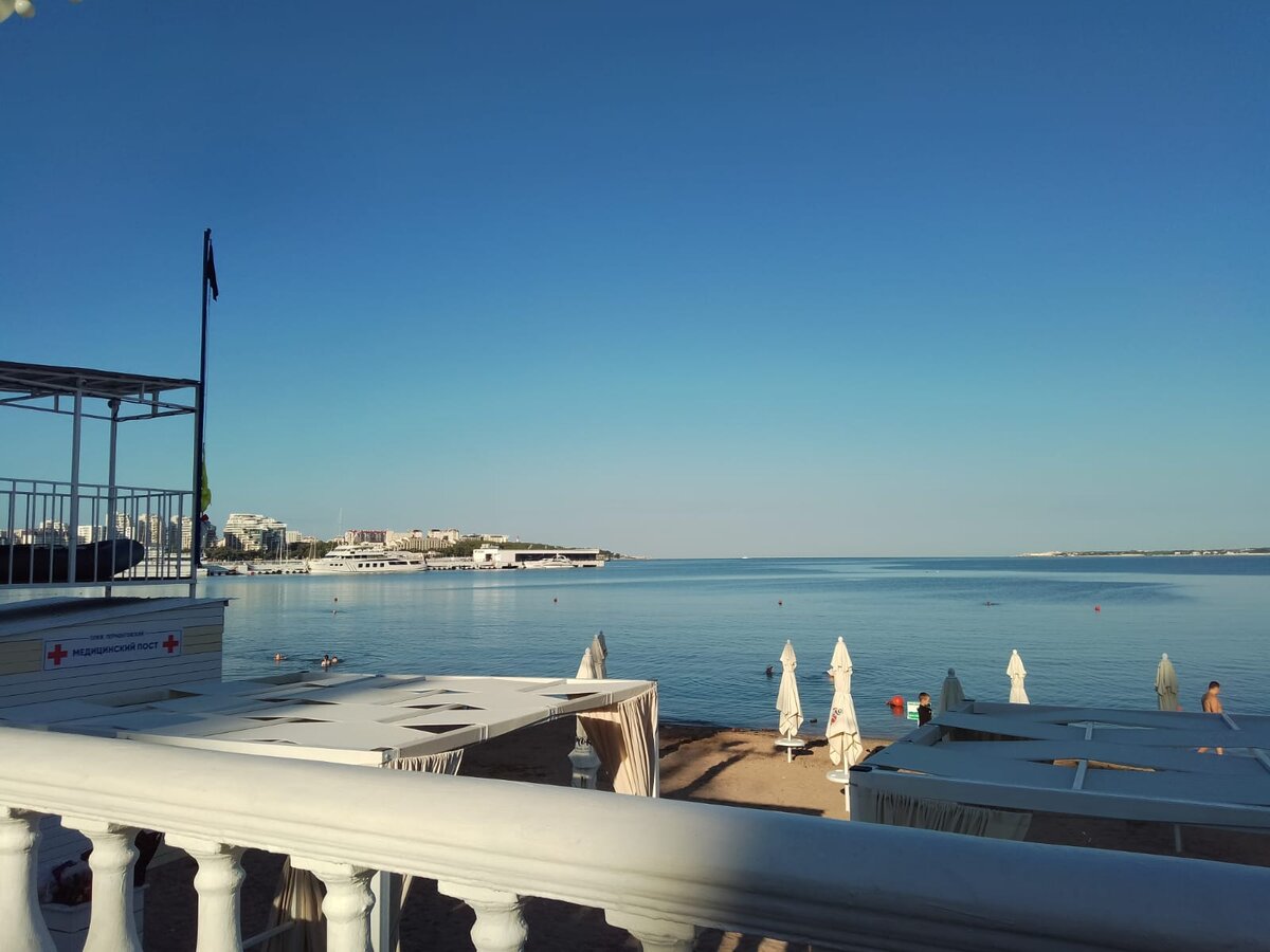 Море утром, как только приехали, сразу побежали к нему