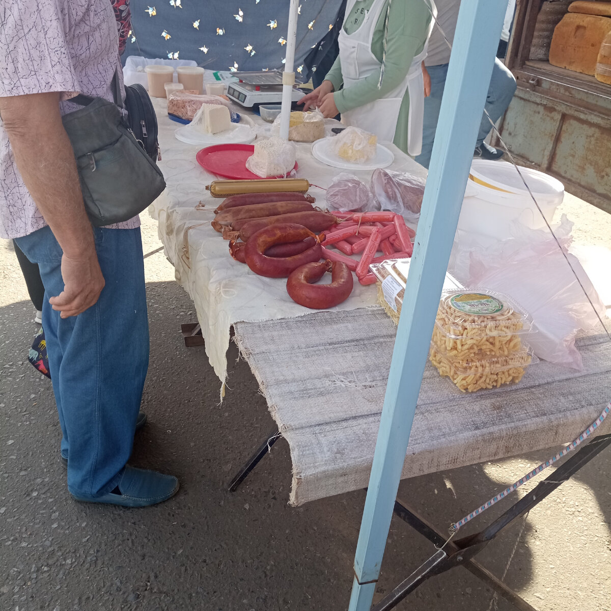 И так всё лето идёт продажа. Люди берут и ничего, живые, слава богу! 