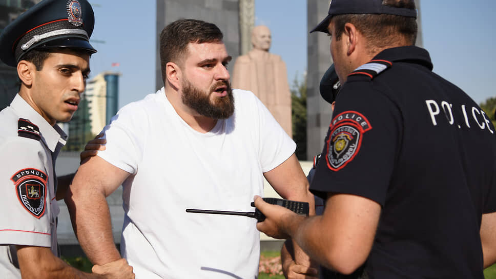 Фото: Александр Патрин / Коммерсантъ📷Микаэл Бадалян (в центре) во время задержания на митинге в Ереване в июле 2022 года