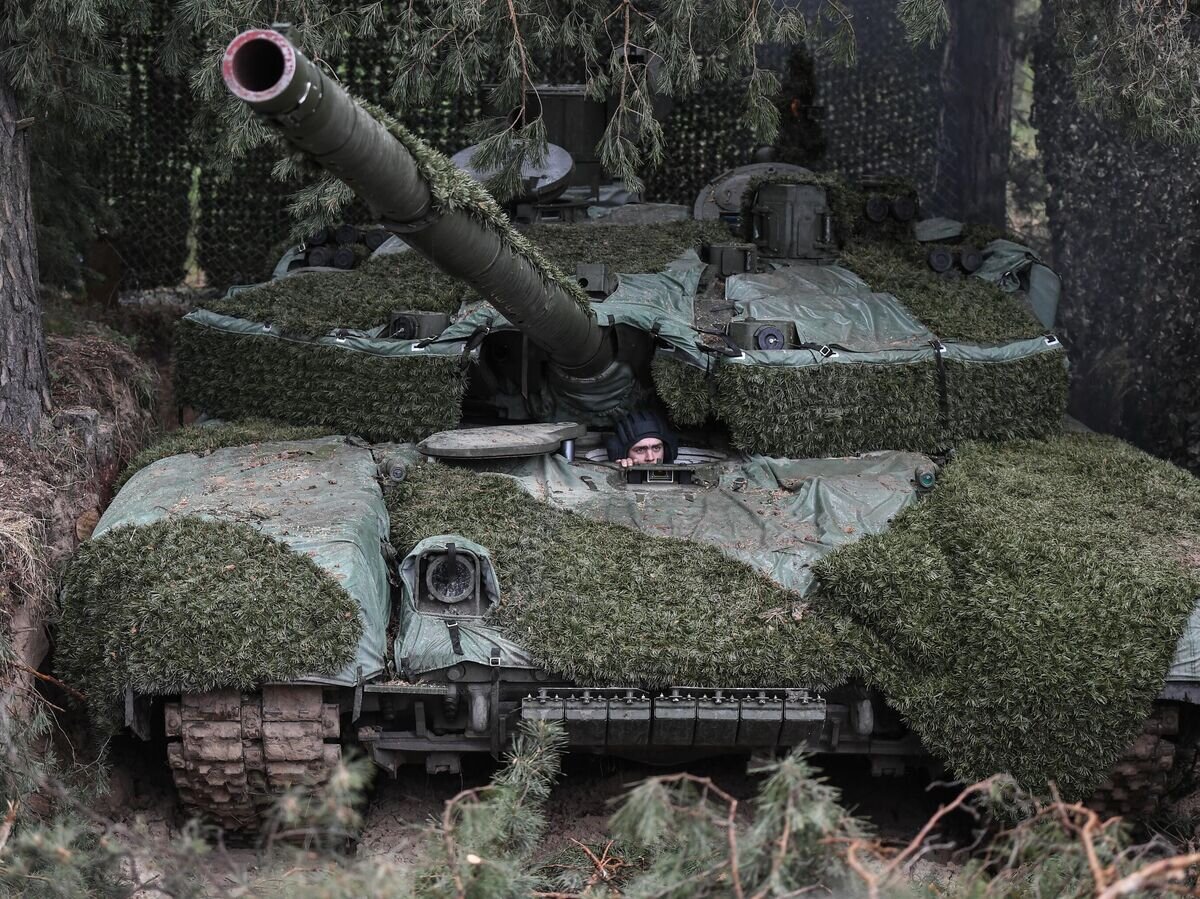    Член танкового экипажа осматривает поступивший в подразделение танк Т-90 "Прорыв", в южном секторе СВО© РИА Новости / Константин Михальчевский